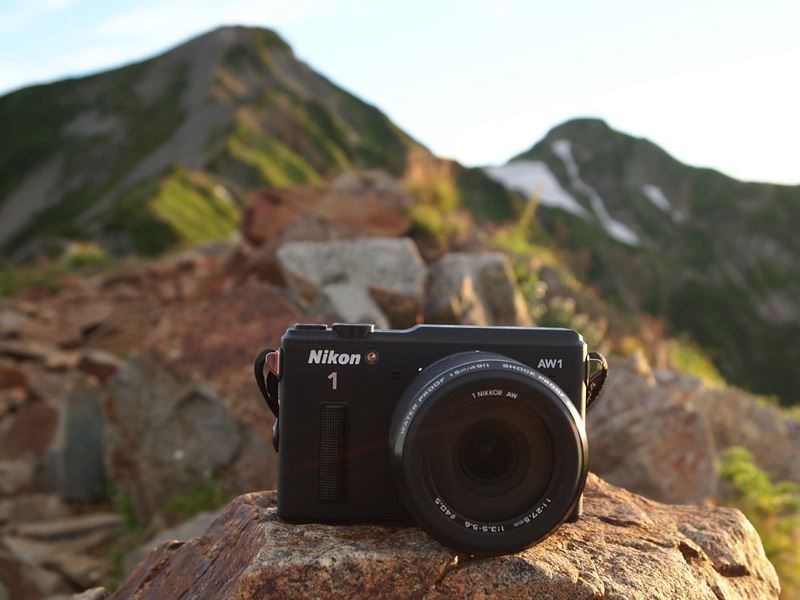 世界初”の防水ミラーレス一眼カメラ「Nikon 1 AW1」を持って登山してき
