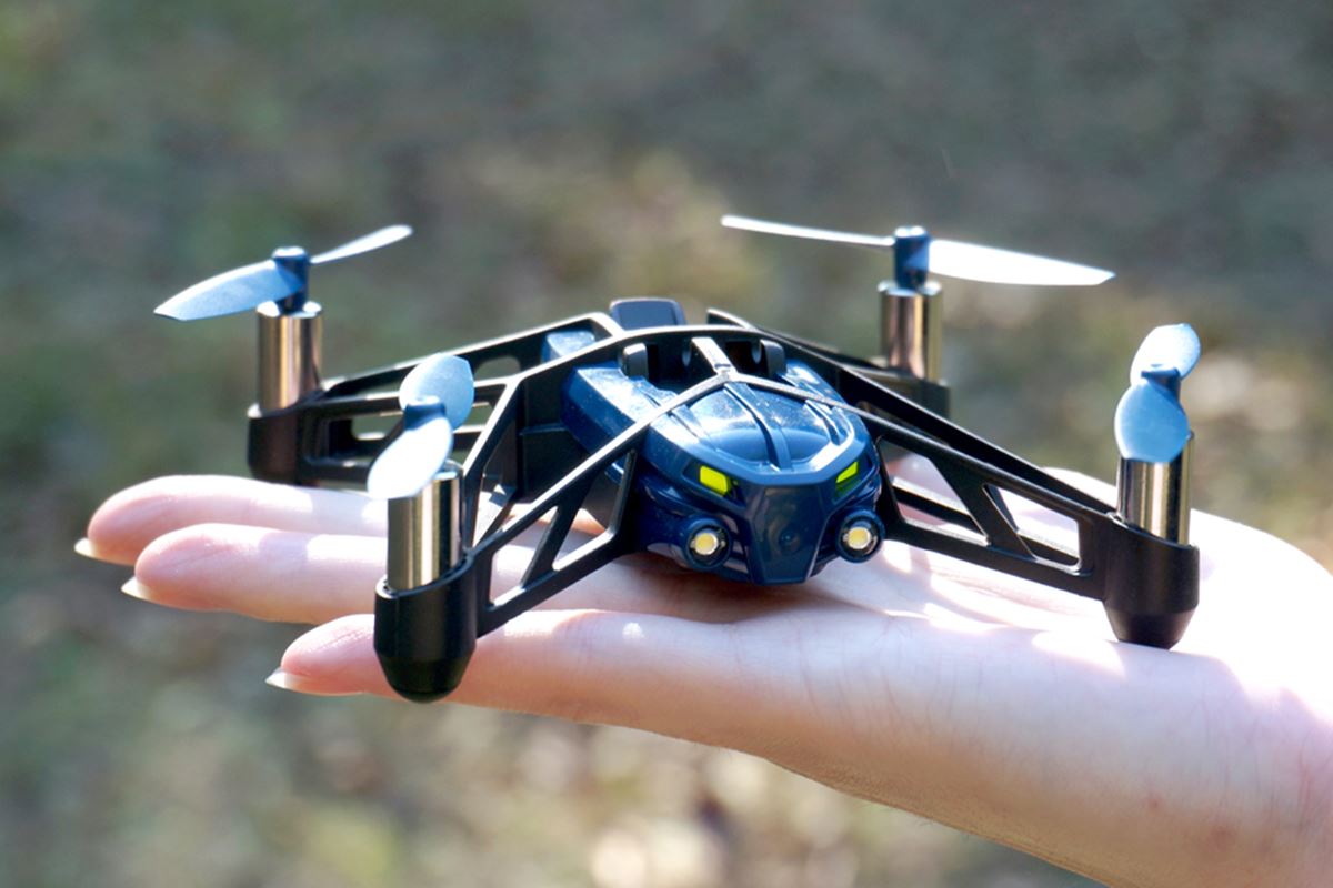 外でも飛ばせる小さいドローン「Airborne Night / Cargo」で遊んでみた