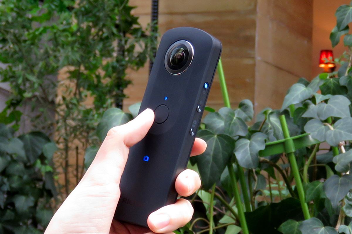 デジタルカメラ RICOH THETA S リコー、フルHD/30fps対応全天球デジカメ「RICOH THETA S」を10/23発売