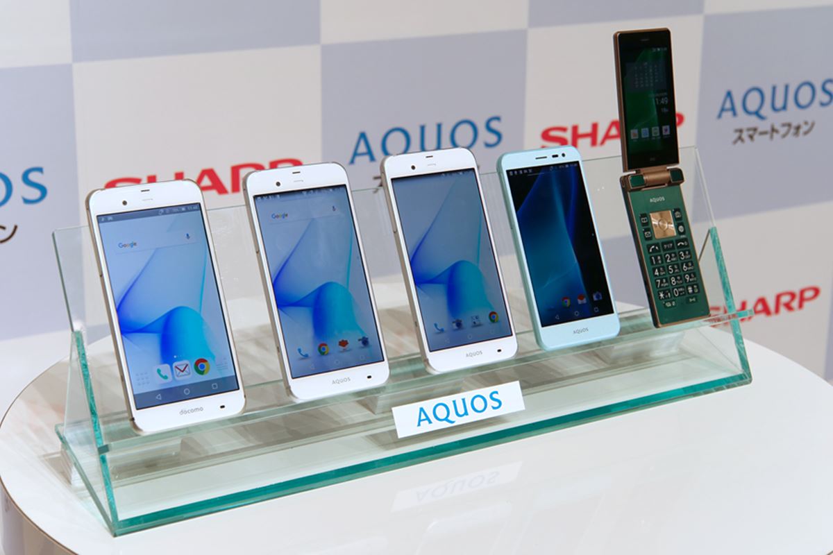 シャープ、「ロボホン」以外の夏スマホも充実！ 独自の「エモパー」や