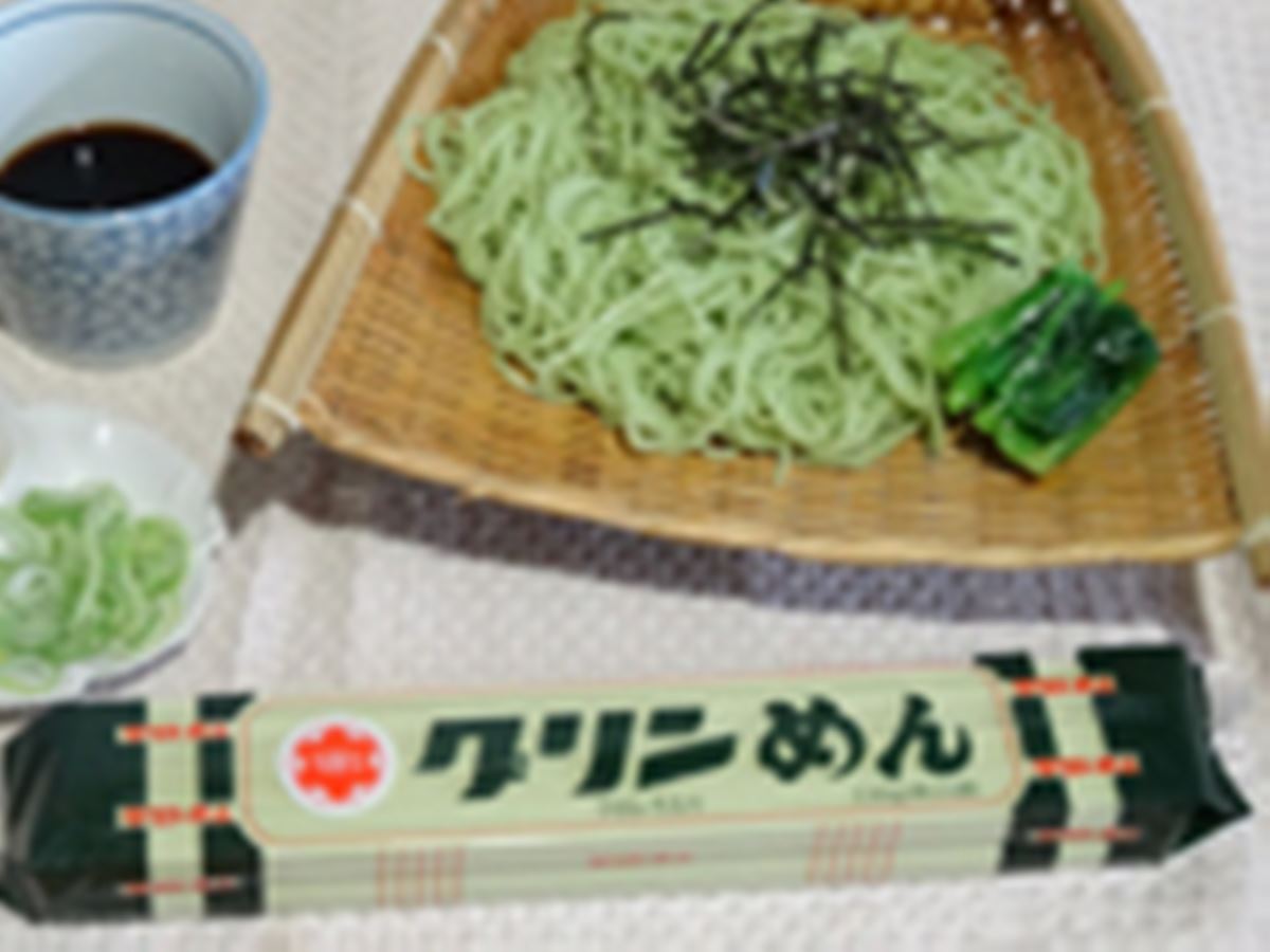 秘密はクロレラ！美しい翡翠色の北海道産ひやむぎ「グリンめん