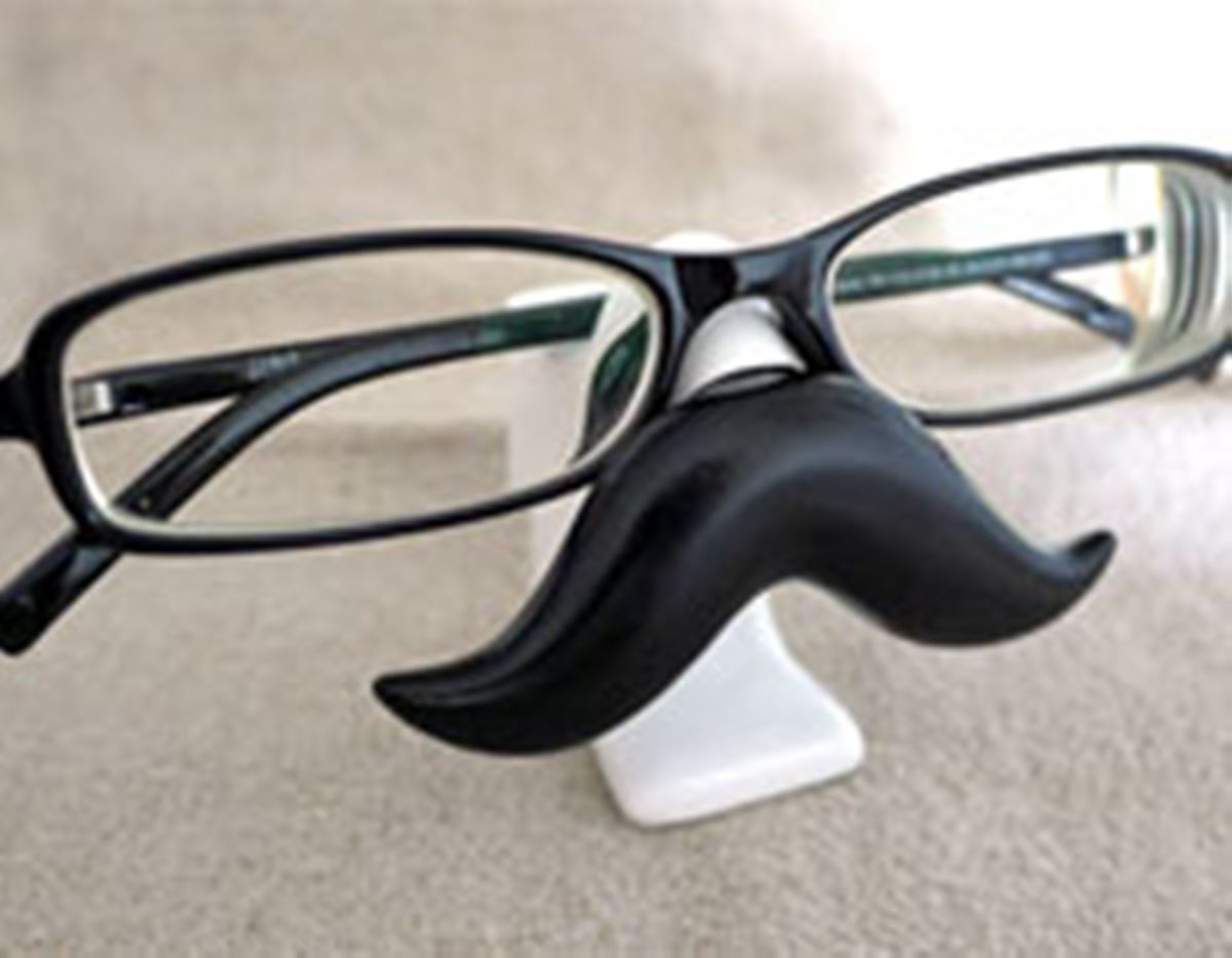 乗せるメガネで顔が変わる!? ヒゲ形メガネスタンド - 価格.comマガジン