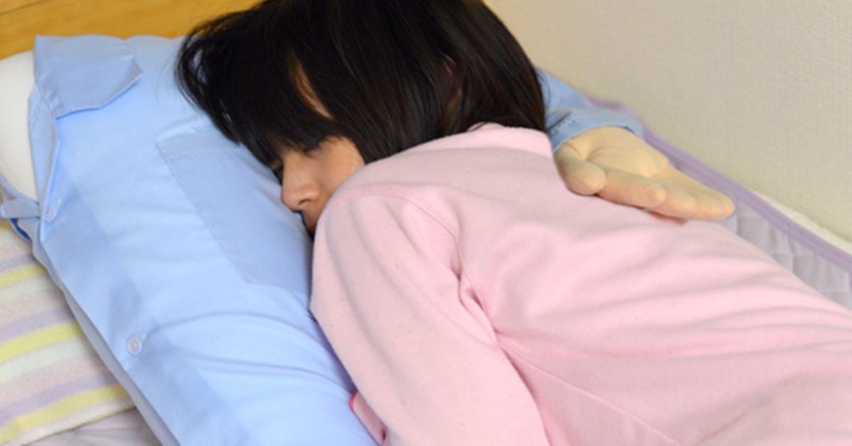 1人の夜も寂しくない…心と体を満たす「腕枕クッション」 - 価格.com