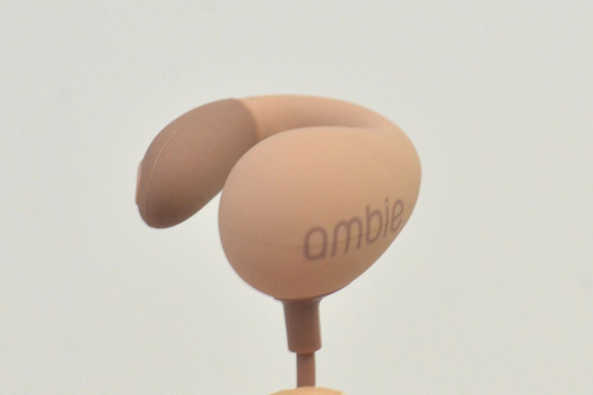 耳をふさがずに音楽を楽しめる新感覚イヤホン「ambie sound earcuffs