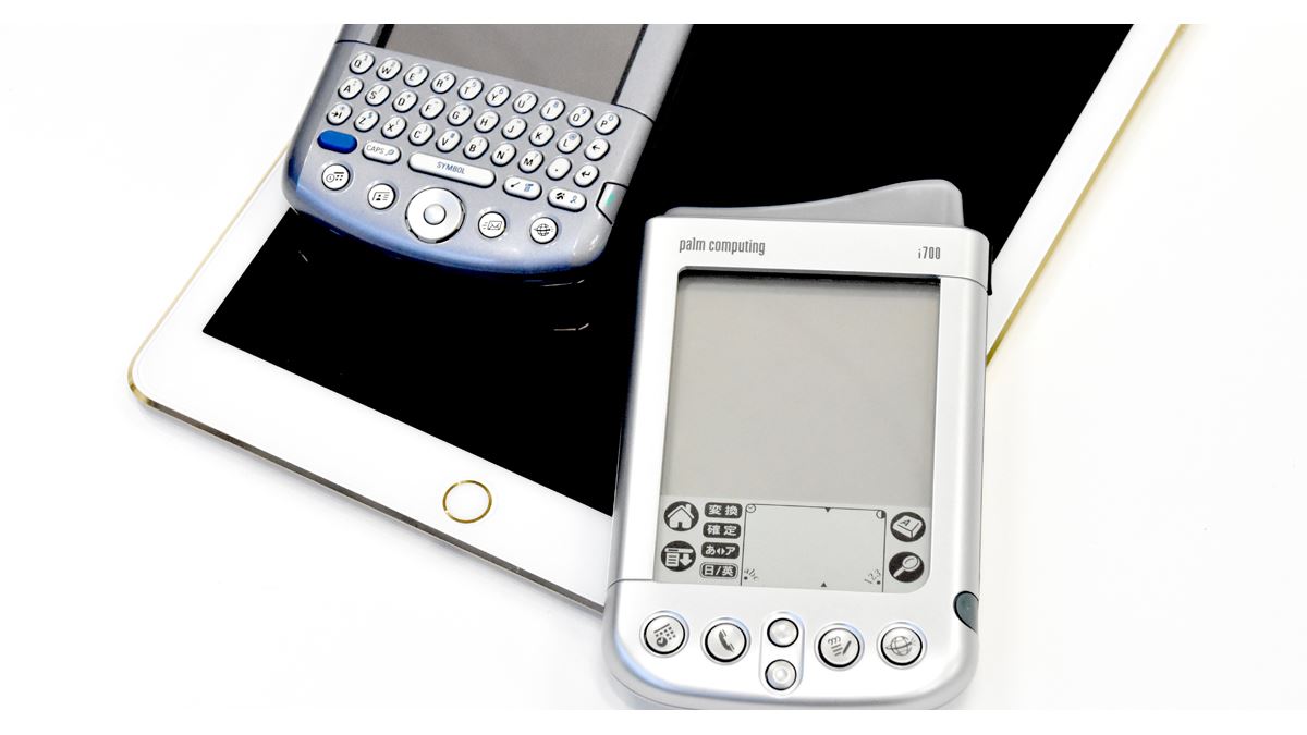 今だから話せる。NTTドコモとPalmが共同開発した「i700」はなぜ発売