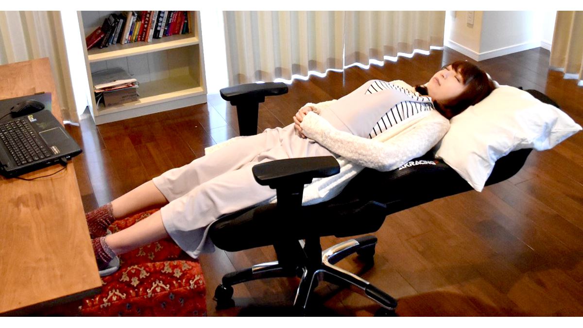 180°リクライニングでぐっすり睡眠もOK？ 最上位ゲーミングチェアが 