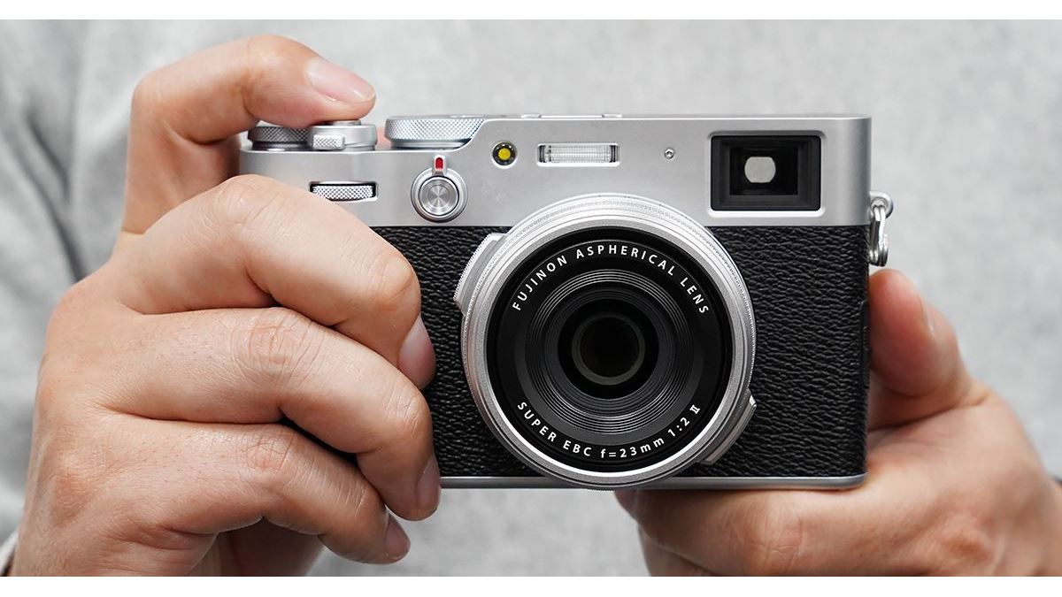 速報！ 富士フイルムの新しい高級コンデジ「X100V」がベールを脱いだ！ - 価格.comマガジン