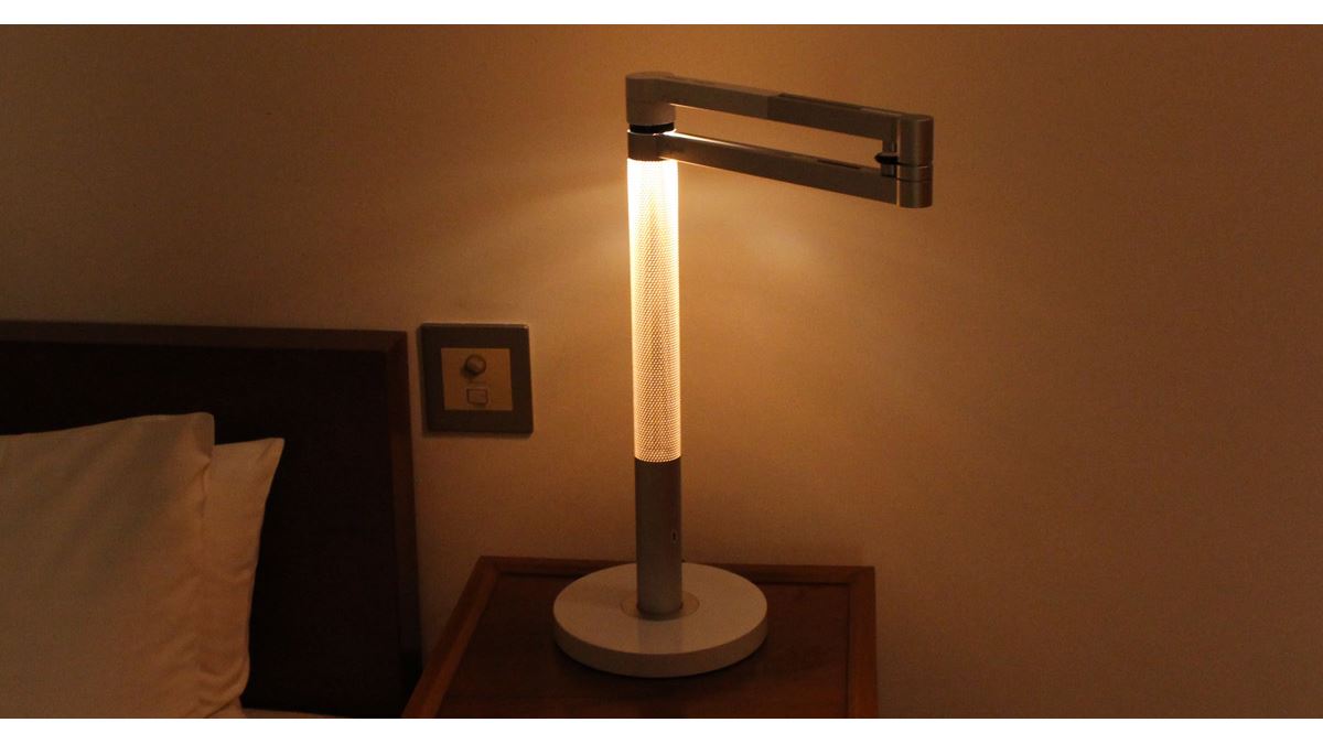 ダイソンから1台4役のフレキシブルなLEDライト「Lightcycle