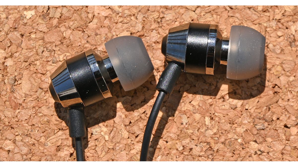 1,700円でも侮れない！ “有線ピヤホン”こと「Hi-Unit HSE-A1000PN」を