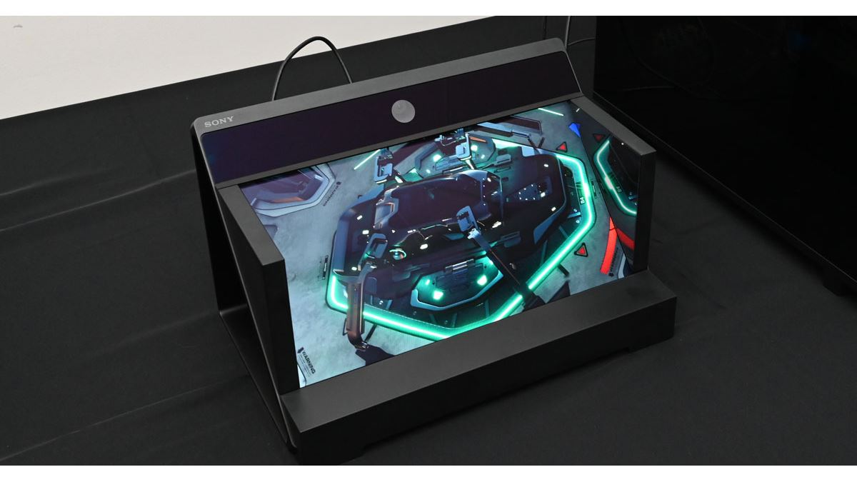 空間に3DCGを映し出すソニーの「空間再現ディスプレイ」の近未来感が