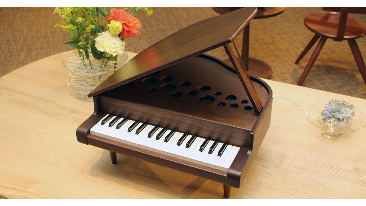 ハイグレードな知育楽器！ 天然木の家具調「ミニグランドピアノ