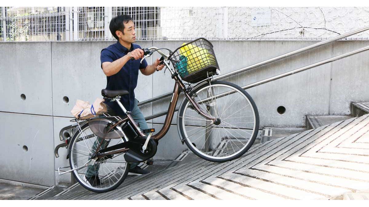 自転車を押して歩く時もアシスト機能で楽々！ パナソニック「ビビ・L