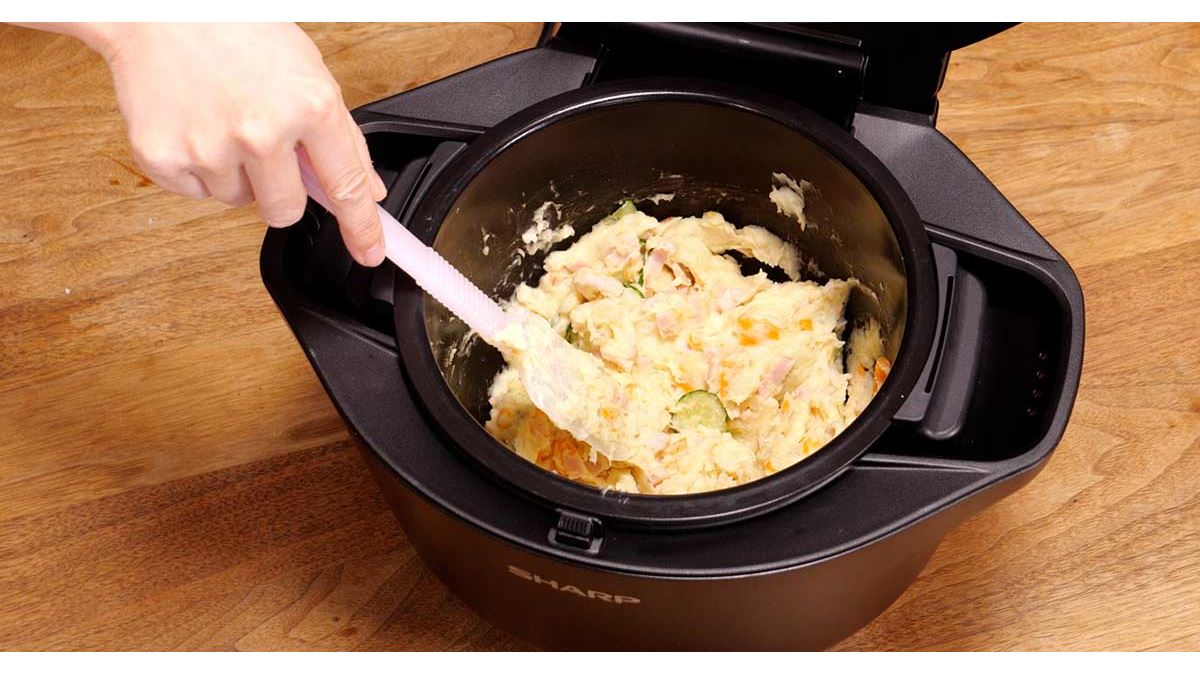 新型「ホットクック」が神すぎる！ 面倒なポテサラが簡単に作れる様子