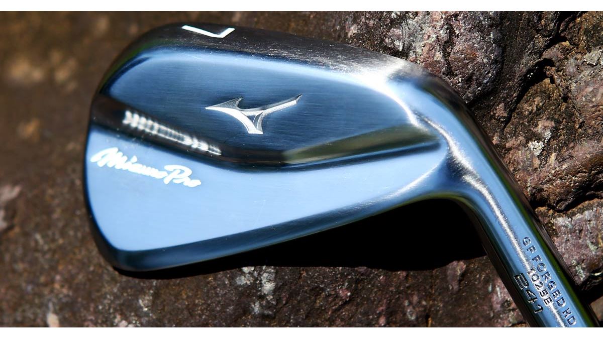 ミズノの“軟鉄”最高峰！ 「Mizuno Pro 241」で球を打つ愉悦について - 価格.comマガジン