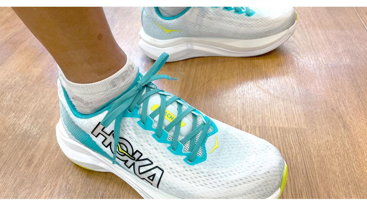 「HOKA」にもう少し反発性が欲しかった人へ！ プレート内蔵「マッハ X」 - 価格.comマガジン