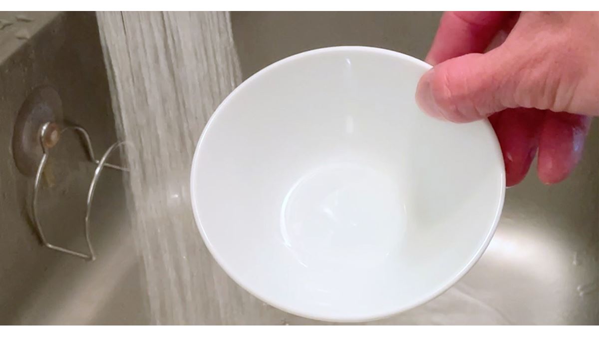 洗わなくていい”お皿!? 水だけで汚れが落ちる革命的な食器の実力を検証
