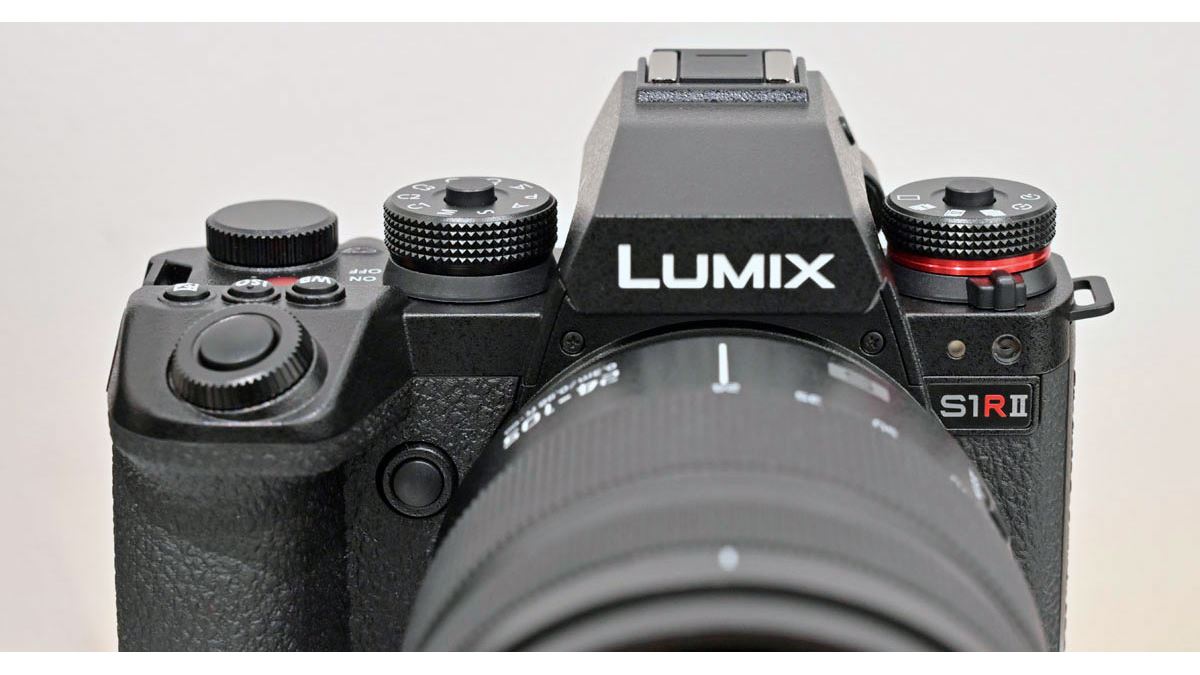 小型・軽量化した「LUMIX S1RII」登場！ 8K動画対応のハイブリッド機に