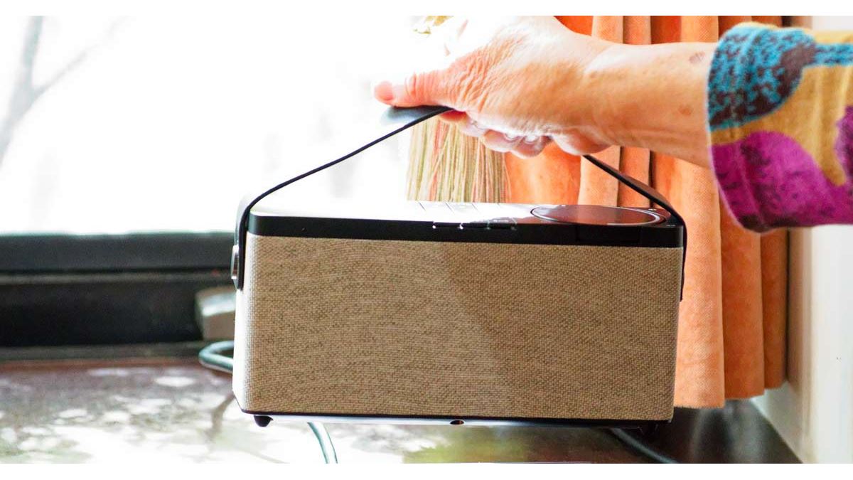 プレゼントに最適！高齢者向けスピーカー「Carry by MIRAI SPEAKER」を