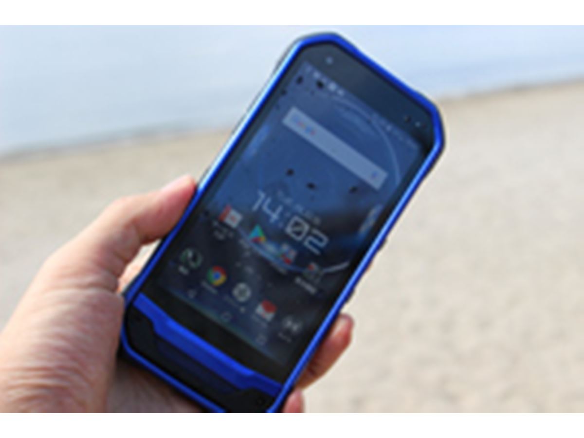 京セラのタフネススマホ、「TORQUE G03」を街や海で使ってみた - 価格.comマガジン