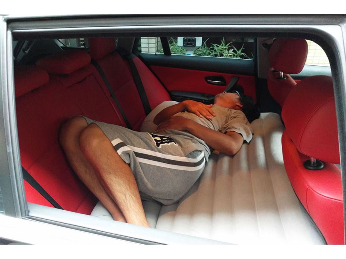 車の中にベッド!? 車中泊が快適になる後部座席用のエアーベッド