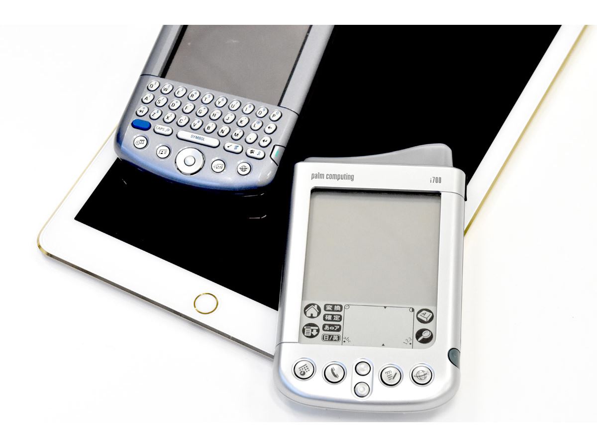 今だから話せる。NTTドコモとPalmが共同開発した「i700」はなぜ発売