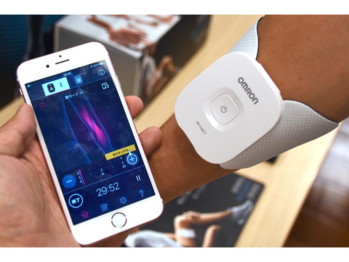 スポーツ後の筋肉痛を緩和！ スマホで操作するコードレス低周波治療器