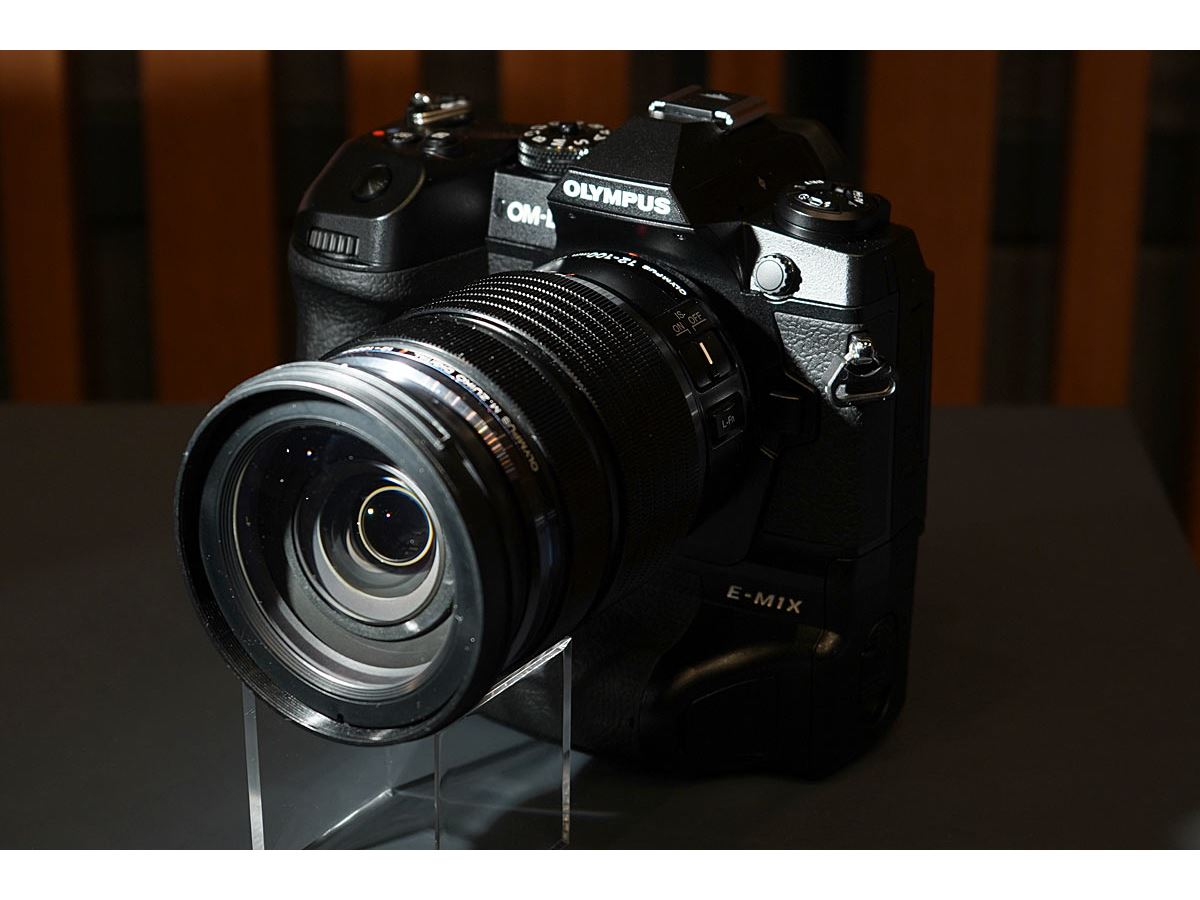 直球ど真ん中”のプロ向けミラーレス！ オリンパス「OM-D E-M1X」に触ってきた - 価格.comマガジン