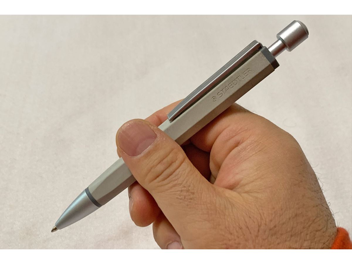 【新品】naosudou ペン型はさみ　ボールペン　フラワー　プレゼント 新品】naosudou ペン型はさみ ボールペン フラワー プレゼント 軽量