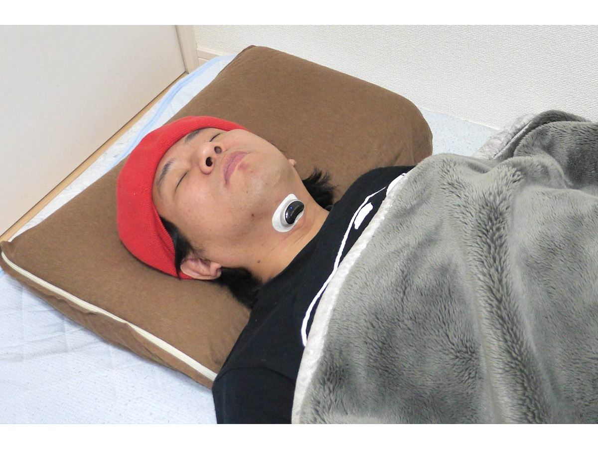 電気刺激で“いびき”を止める!? ハイテクすぎるいびき防止グッズ