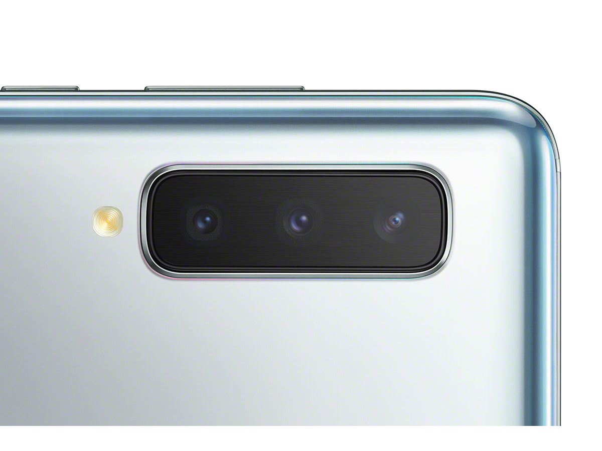 ブルー スマートフォン トリプルカメラ Xperia初のトリプルカメラに感じる、楽しさと物足りなさ - ケータイ Watch