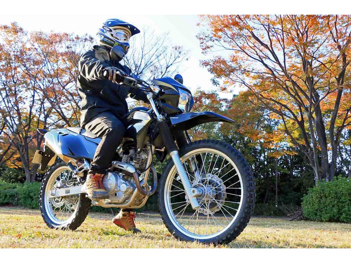 操るおもしろさにハマる！ カワサキのオフロードバイク「KLX230」の魅力を語らせてくれ!! - 価格.comマガジン