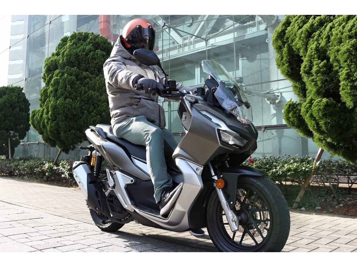 乗りやすくて楽しいヤツ！ 150ccクラスのアドベンチャー系スクーター「ADV150」の人気に納得 - 価格.comマガジン