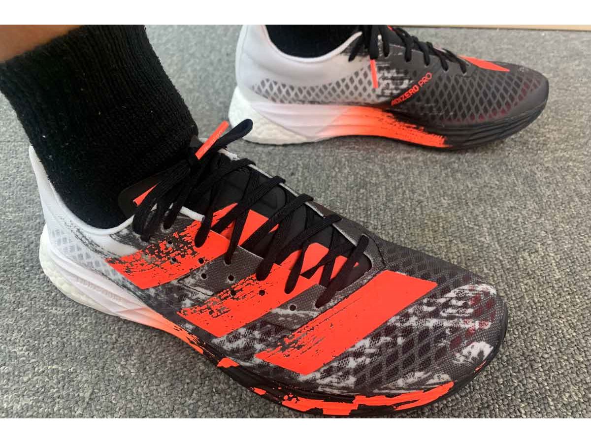 アディダス」と「オン」のカーボンプレート入りランニング