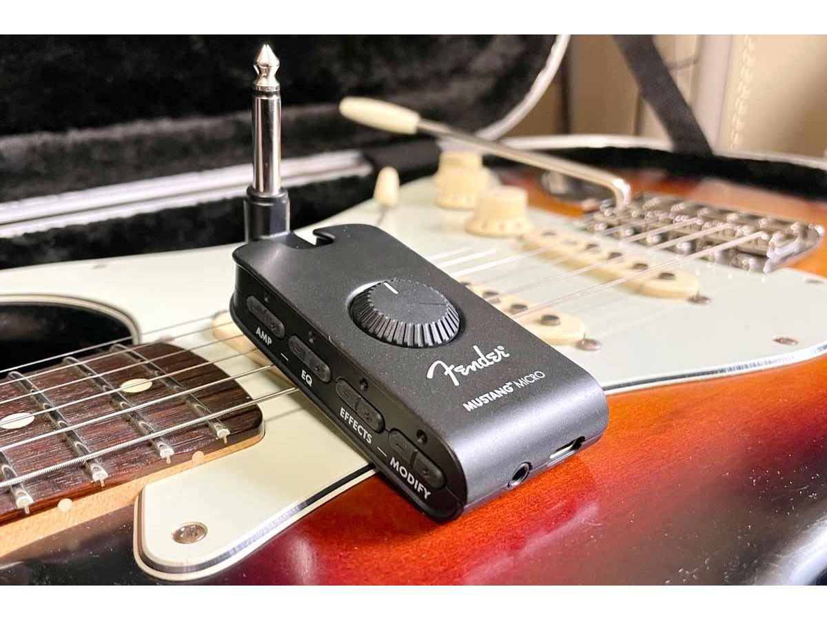 ついにFenderからも出た！ 直挿し型のヘッドホンギターアンプ「Mustang Micro」速攻レビュー - 価格.comマガジン