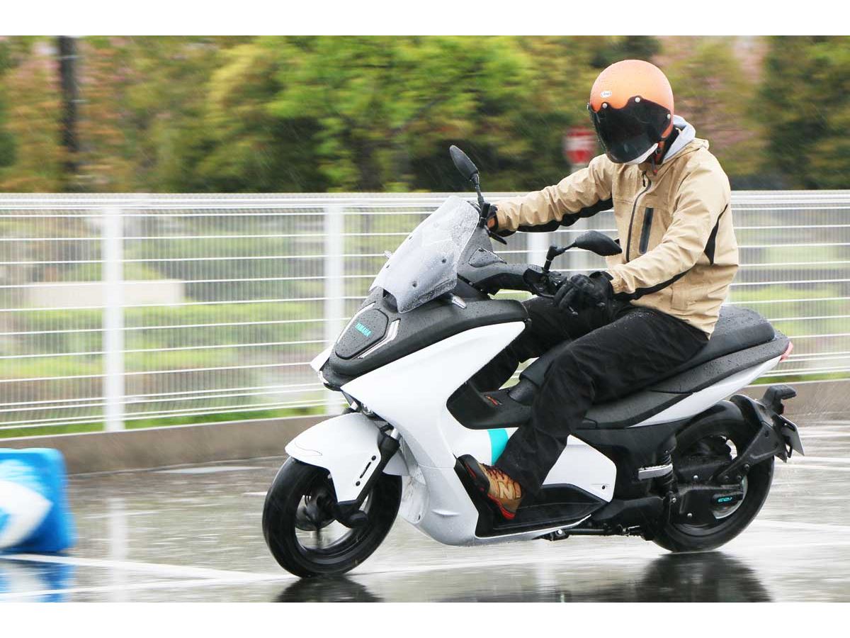 市販を熱望！ ヤマハの原付二種電動スクーター「E01」の試乗で実感した電動バイクの可能性 - 価格.comマガジン