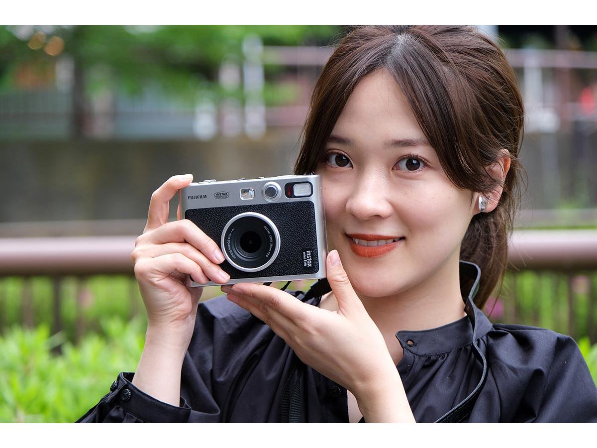 驚きの高画質！ 富士フイルム「instax mini Evo」は大人が使って楽しい新時代チェキ - 価格.comマガジン