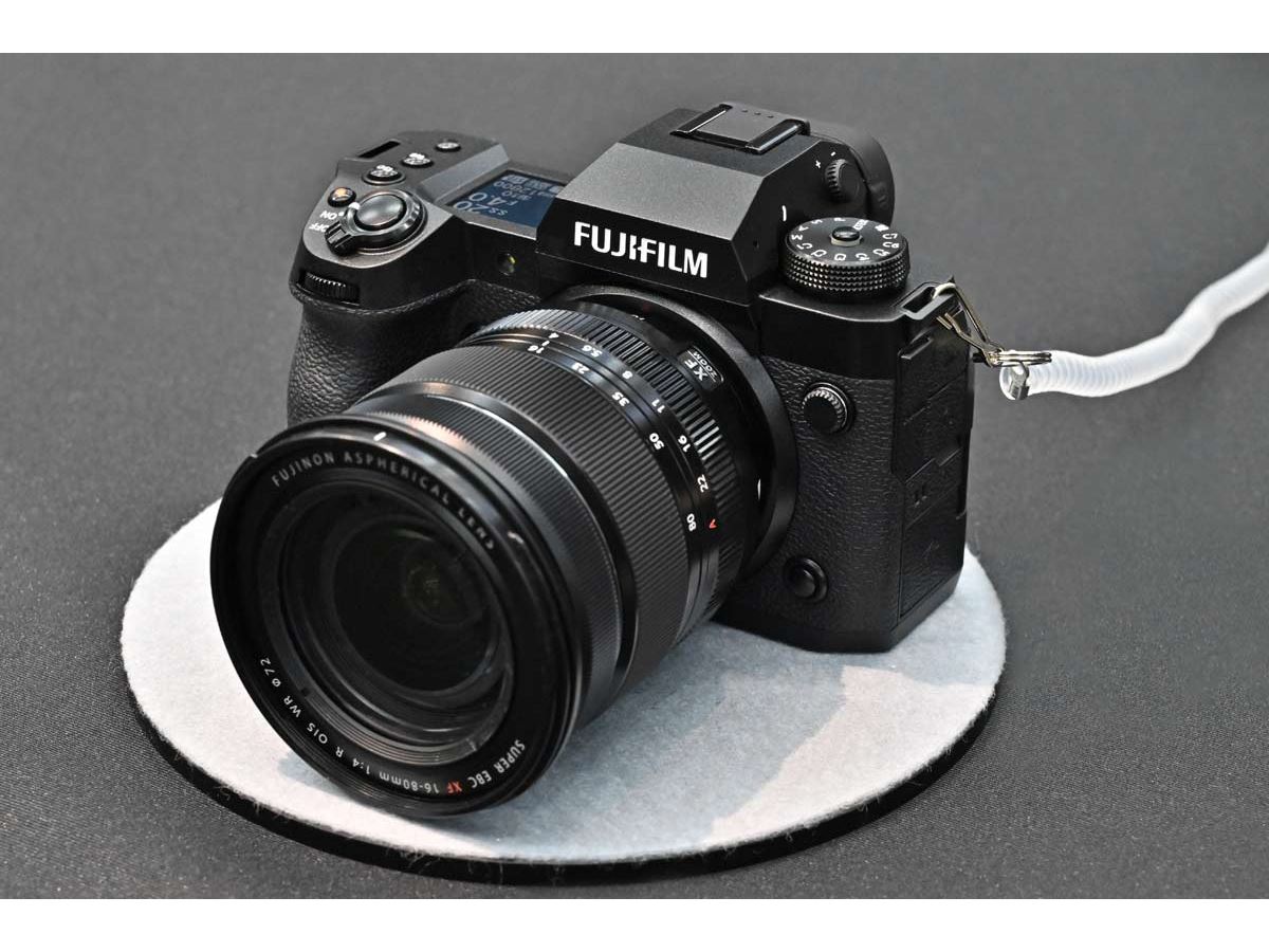 ダブルフラッグシップの片翼は“高解像” 富士フイルムの4000万画素