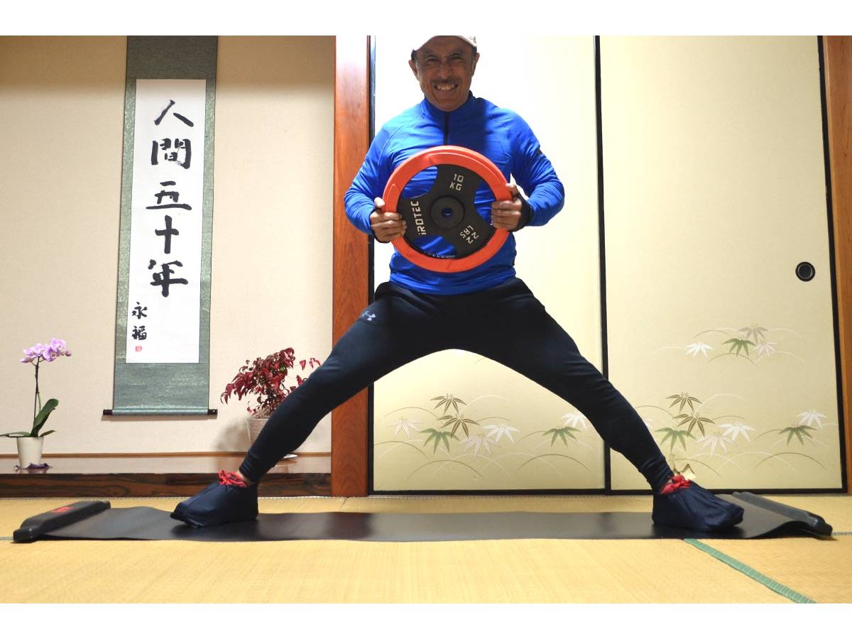 自宅で手軽に有酸素運動＆下半身強化！「スライドボード」の上を
