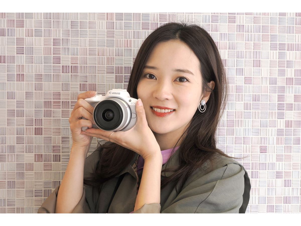 小さくて軽く、しかも高性能！ カメラ初心者にぴったりなキヤノン最新ミラーレス「EOS R50」 - 価格.comマガジン