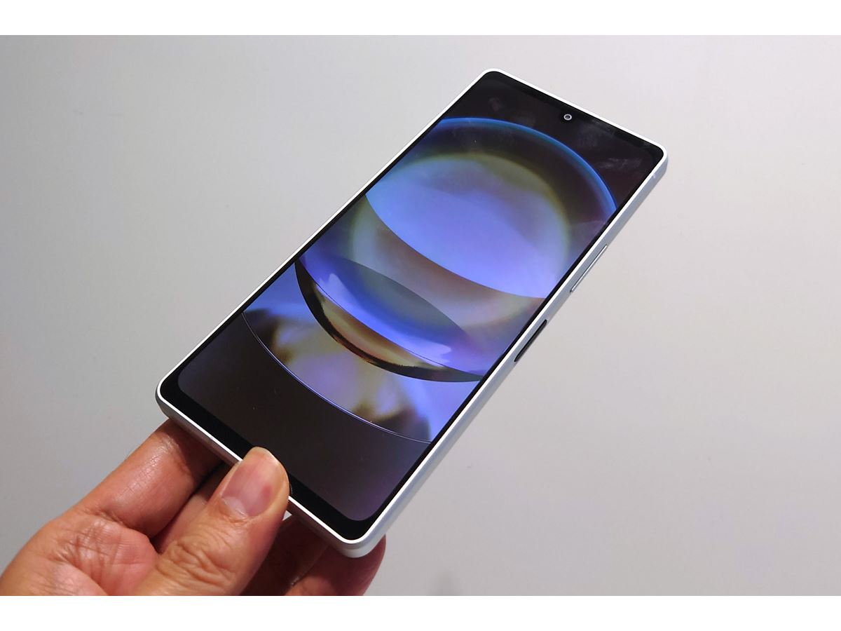 ライカ監修カメラを搭載する効率型ハイエンド「AQUOS R8」速報レポート