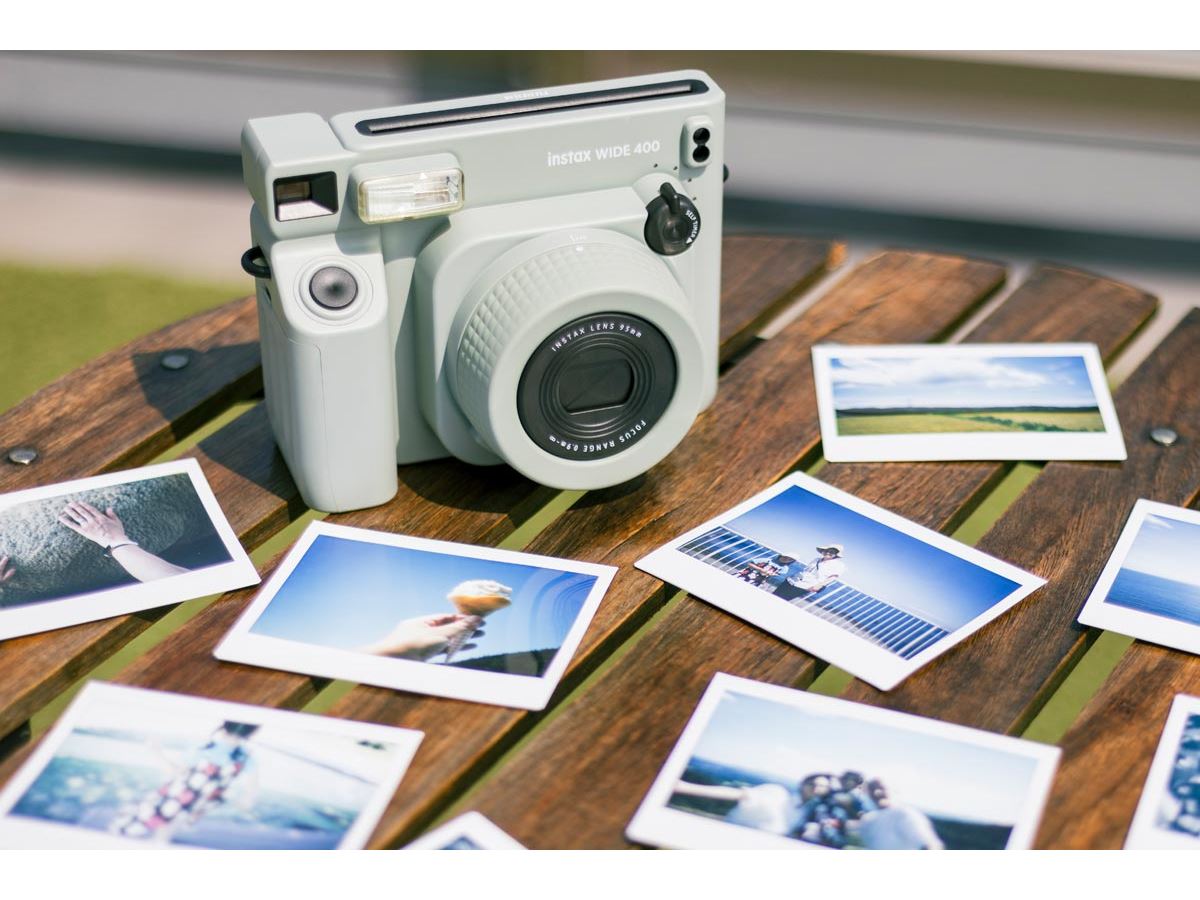 ワイドに撮れる新型チェキ「instax WIDE 400」で楽しむ家族旅行 - 価格.comマガジン