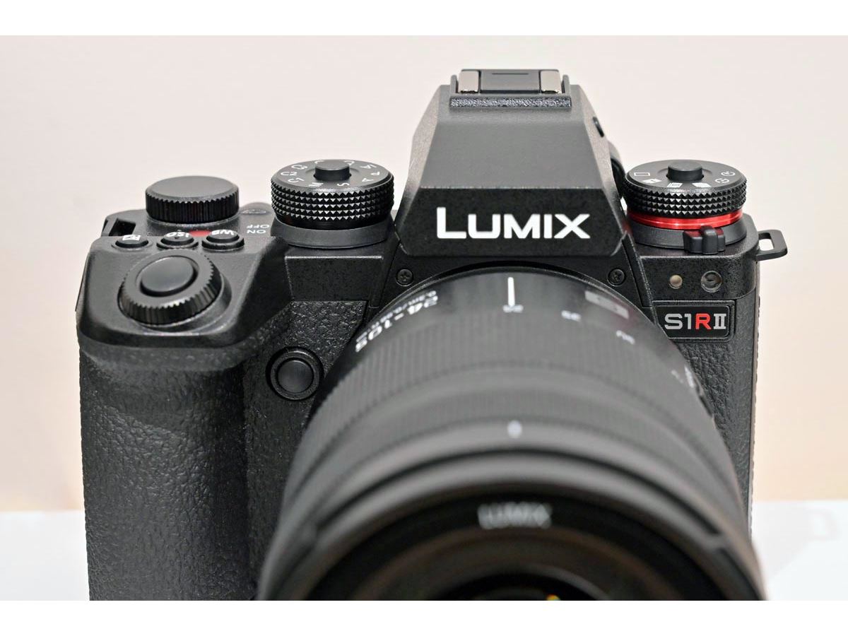 小型・軽量化した「LUMIX S1RII」登場! 8K動画対応の 小型・軽量化した「LUMIX S1RII」登場! 8K動画対応の