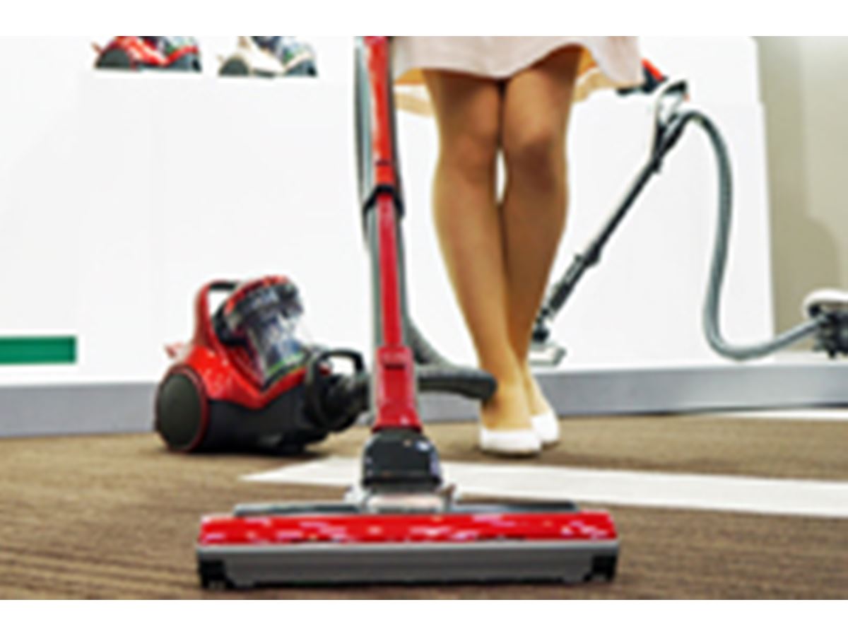 55kgの男性を持ち上げる日立のサイクロン式掃除機の“新ヘッド”がスゴイ