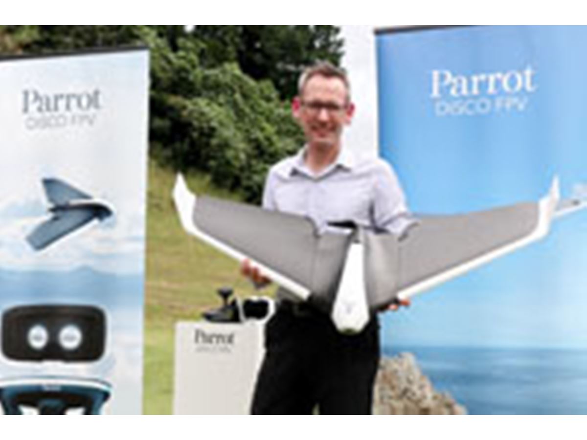 フリスビーのように投げて離陸。固定翼型ドローン「Parrot Disco」を体験してきた！ - 価格.comマガジン