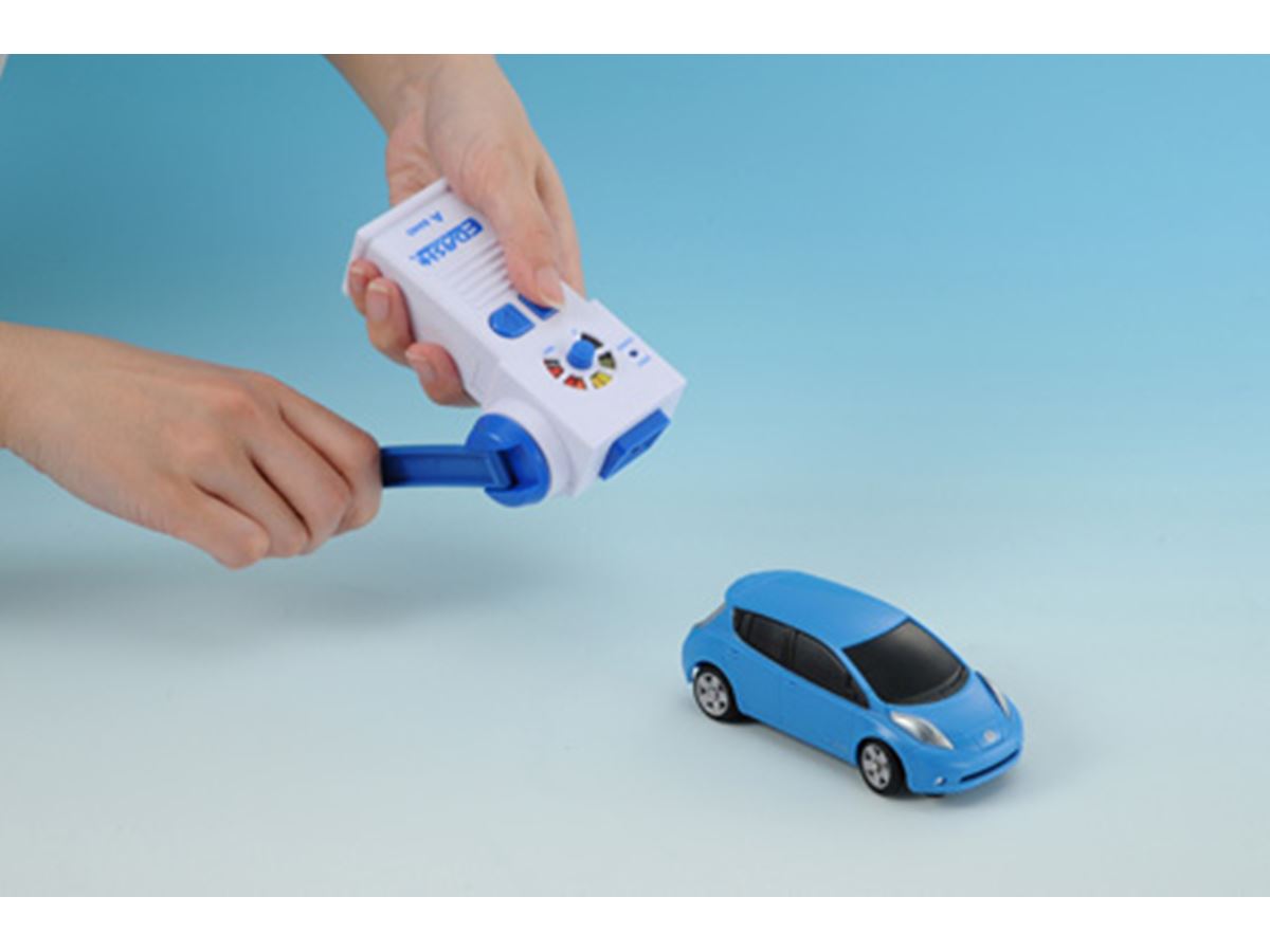 ハンドルを回して充電。乾電池いらずのエコなリモコンカー - 価格.com