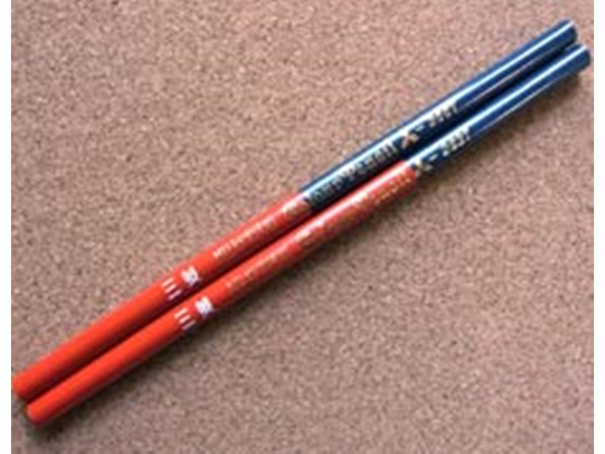 今でも現役！ 1本で赤と青が使える懐かしの「赤青鉛筆」グッズ
