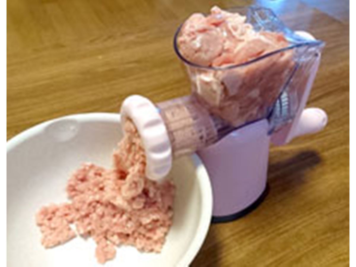 ハンドルを回すだけ！ にゅにゅっとミンチが作れるマシン - 価格.com 