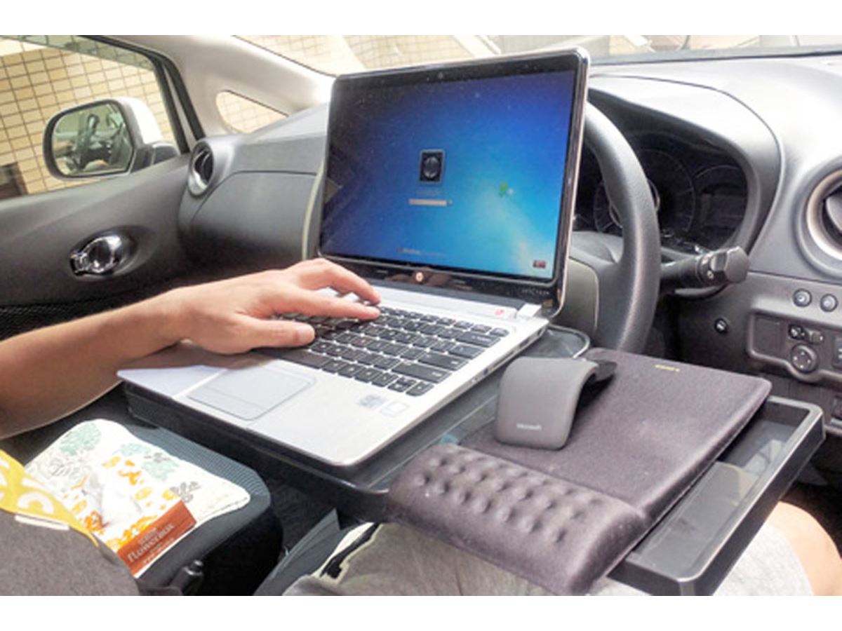 狭い車の中でもマウスが使える！マウスパッド付き膝上テーブルでPC作業
