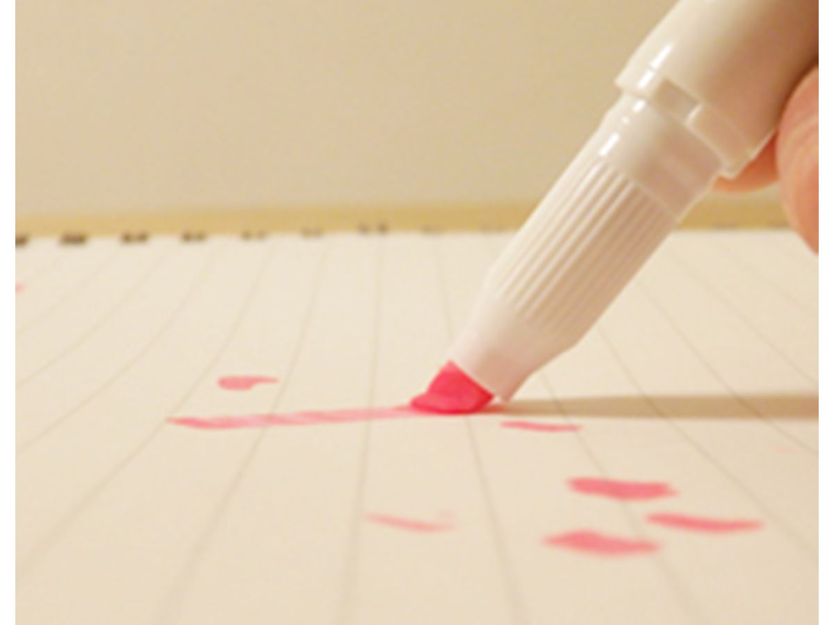 曲面もスラスラ！ ペン先が“しなる”蛍光ペン誕生 - 価格.comマガジン