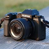 富士フイルム、新ミラーレスカメラ「FUJIFILM X-S20」に供給遅れの可能